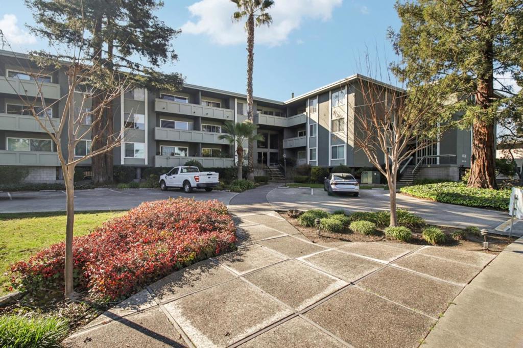 1458 Hudson Street #207