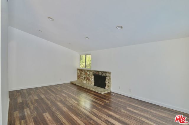 9342 Debra Avenue, North Hills CA: https://media.crmls.org/mediaz/47158bba-6693-4305-bf7b-d11a33901a77.jpg