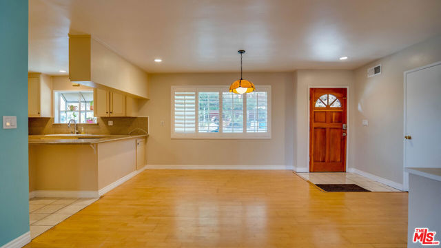9631 CRYSTAL VIEW Drive, Tujunga CA: https://media.crmls.org/mediaz/4715b66d-ea85-4b35-8897-92efa6c0c3fb.jpg