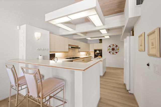 212 S Kavenish Drive, Rancho Mirage CA: https://media.crmls.org/mediaz/4716f384-df3a-406e-a5f8-300fc430ec5a.jpg