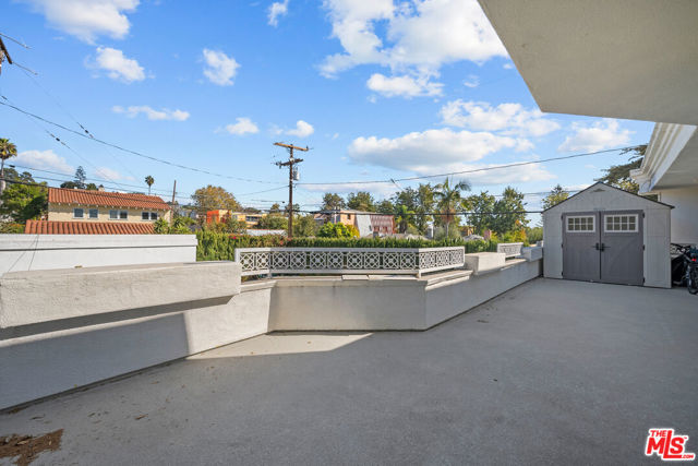 941 Yale Street, Santa Monica CA: https://media.crmls.org/mediaz/47177081-140f-4bf8-bf9a-b66df205ed49.jpg