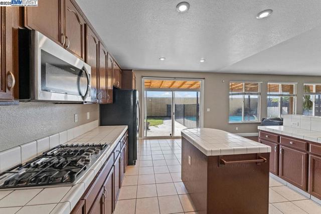 907 MAGGIORE LANE, Manteca CA: https://media.crmls.org/mediaz/47187ae4-4b98-4e01-9028-292a17b75945.jpg