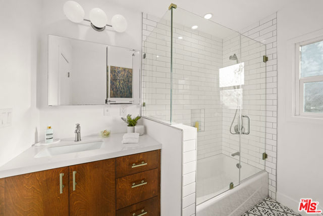 2212 Navy Street, Santa Monica CA: https://media.crmls.org/mediaz/4719b48d-7ca4-4255-8196-54e6f1bf880d.jpg
