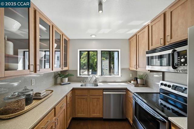 742 Wesley Way, Oakland CA: https://media.crmls.org/mediaz/4719daf5-c209-49f3-972c-ae01f20fc533.jpg