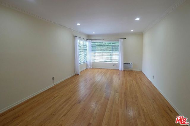 854 1/2 S Plymouth Boulevard, Los Angeles CA: https://media.crmls.org/mediaz/471a74e3-63d5-43a5-bdc7-76c0a525831f.jpg