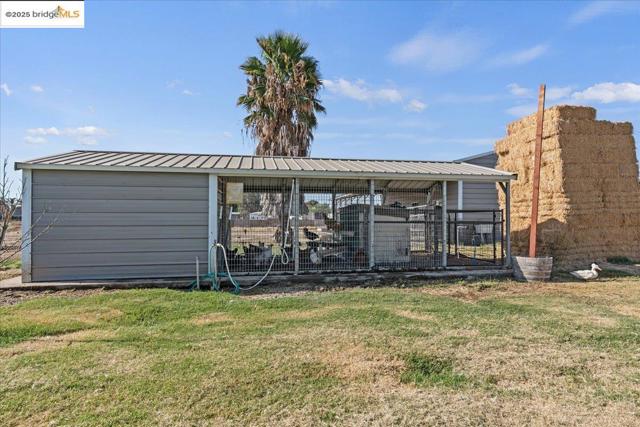 3164 Bixler Rd, Brentwood CA: https://media.crmls.org/mediaz/471aaea5-6564-42f2-88c5-931bbc08f8a9.jpg