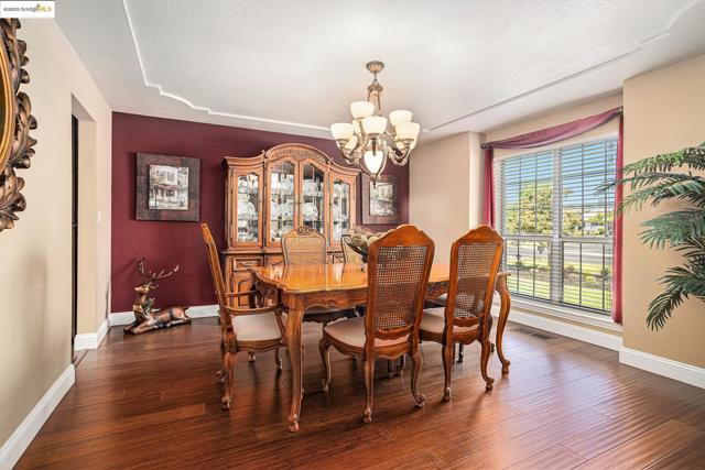 15 Madeira Ct, Oakley CA: https://media.crmls.org/mediaz/471b61ff-78bc-4b2d-a0e7-ab548f0cedec.jpg