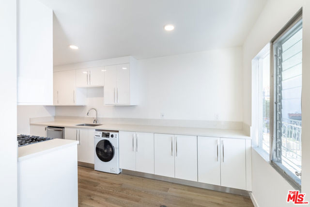 1026 6th Street, Santa Monica CA: https://media.crmls.org/mediaz/471b7c5f-672b-42bf-998c-56c77cb08deb.jpg