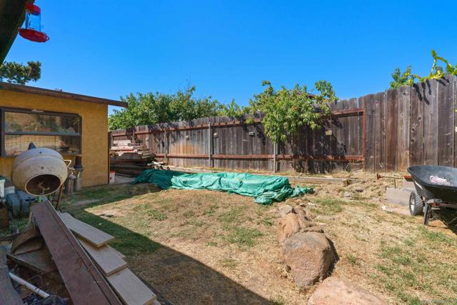 293 Paden Dr, Spring Valley CA: https://media.crmls.org/mediaz/471c8aea-dac9-4646-9b61-9820cd921e91.jpg