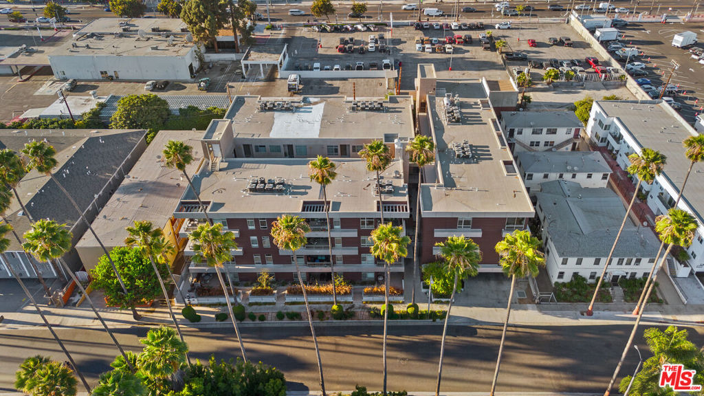 https://media.crmls.org/mediaz/471d96ea-6221-4e8a-965e-52f83a39ed21.jpg?preset=X-Large