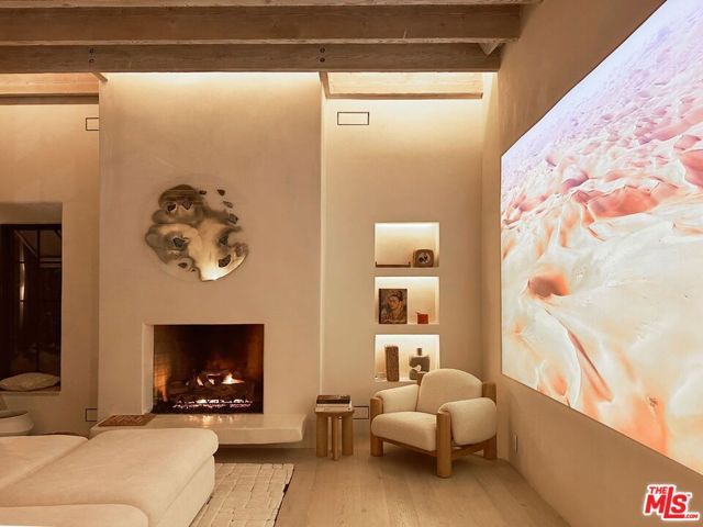 2729 Nichols Canyon Road, Los Angeles CA: https://media.crmls.org/mediaz/471da19e-5e9e-497b-9342-12f24991c1e8.jpg
