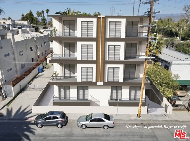 11015 Aqua Vista Street, Studio City CA: https://media.crmls.org/mediaz/471dc4ea-23c8-4e07-8e62-bda6f022bf53.jpg