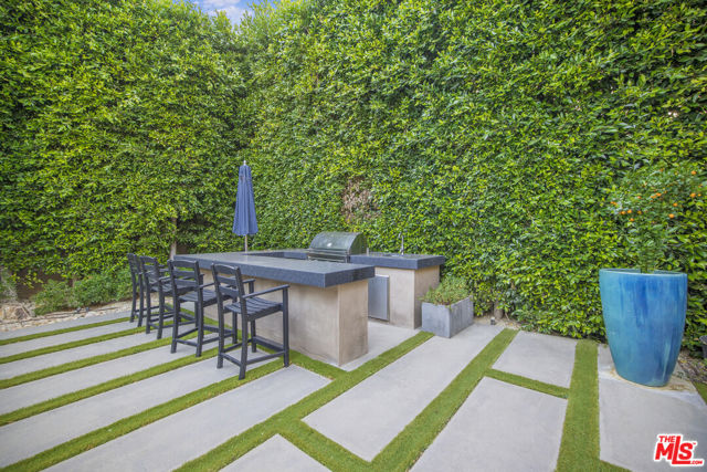 439 S Spalding Dr, Beverly Hills CA: https://media.crmls.org/mediaz/471e1589-3703-49d5-873c-0d67a3d549cc.jpg