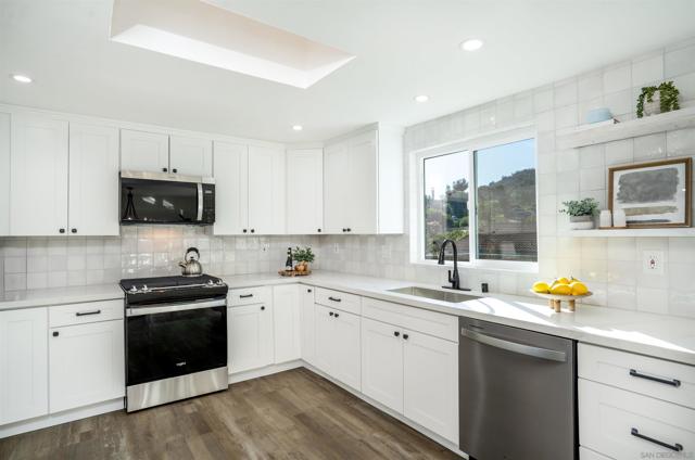1466 Conway Dr, Escondido CA: https://media.crmls.org/mediaz/471e2be7-c8ce-43b6-bd14-a75f25de0cb0.jpg