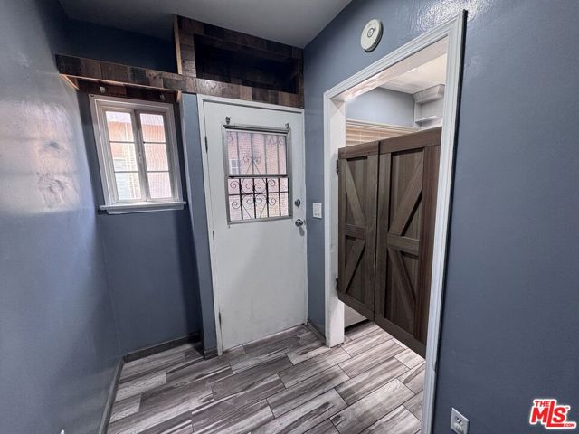 8850 S Wilton Place, Los Angeles CA: https://media.crmls.org/mediaz/471ec521-0088-494c-aba4-d0b50a513088.jpg