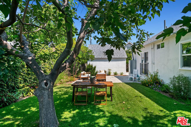 913 N Clybourn Avenue, Burbank CA: https://media.crmls.org/mediaz/471efea0-3991-4168-af5d-9ff3e314b0cd.jpg
