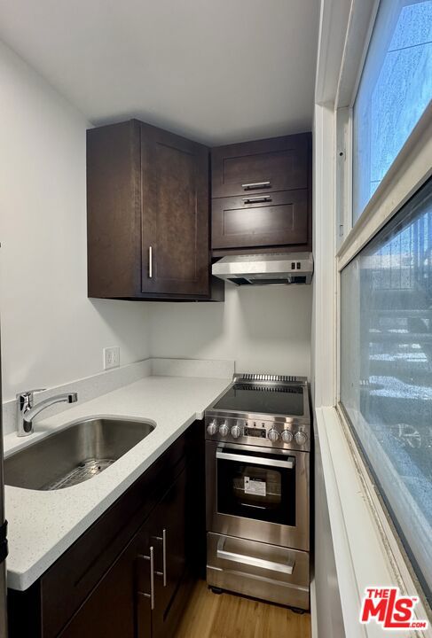 5520 Franklin Avenue, Los Angeles CA: https://media.crmls.org/mediaz/471f04ab-4af6-4b66-a5a8-03c6d3e150fc.jpg