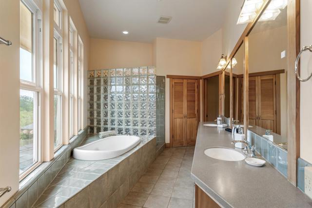 6132 Rainbow Heights Rd, Fallbrook CA: https://media.crmls.org/mediaz/471f4544-dcb4-4bb5-8dee-4d15b87adc11.jpg