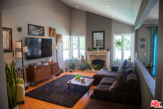 12818 Neon Way, Granada Hills CA: https://media.crmls.org/mediaz/4720f78a-491a-44e8-b10a-410e6a4783d6.jpg