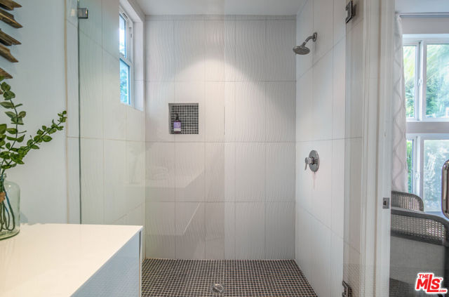 1922 N Beverly Place, Beverly Hills CA: https://media.crmls.org/mediaz/4721b2d5-3137-4099-b5de-903ada1917fc.jpg