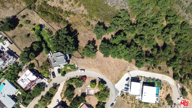 26351 Ingleside Way, Malibu CA: https://media.crmls.org/mediaz/472384d4-e92e-47cf-84df-59225114feb2.jpg