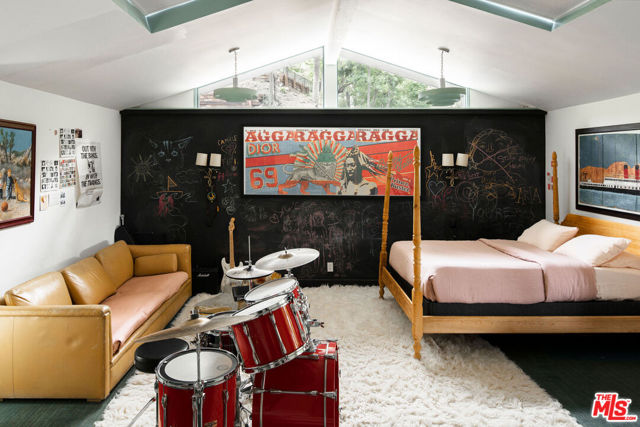 4078 Mandeville Canyon Rd. Road, Los Angeles CA: https://media.crmls.org/mediaz/47249bb6-f8dd-42fe-9eea-9cd828d17cdd.jpg