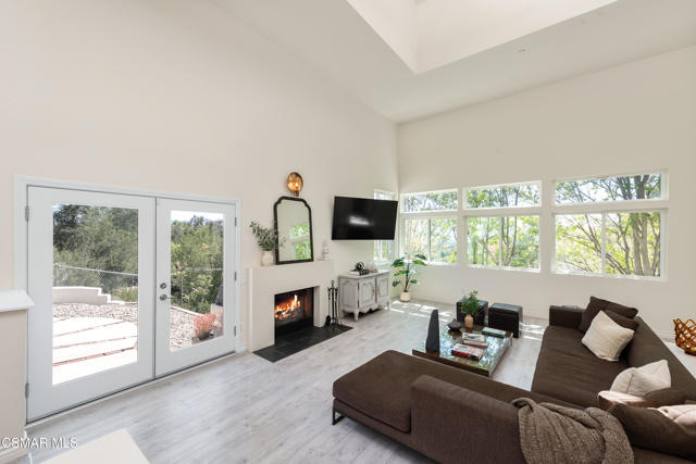 28333 Foothill Drive, Agoura Hills CA: https://media.crmls.org/mediaz/4725f4a0-4b2e-4d46-a1b6-9455f177a3f7.jpg
