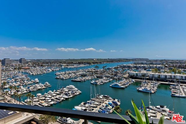 4335 Marina City Drive, Marina del Rey CA: https://media.crmls.org/mediaz/47262d77-4e82-4183-ad92-2cc32f01ad3b.jpg