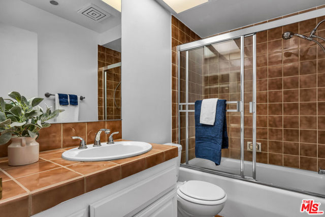 Ensuite bathroom for 2nd bedro