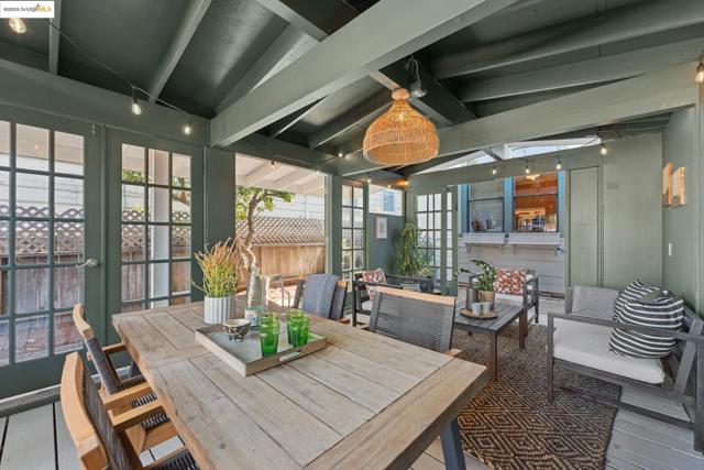 350 Henry St, Oakland CA: https://media.crmls.org/mediaz/472734be-b3f4-4972-b2f9-5eb9c0868fcf.jpg