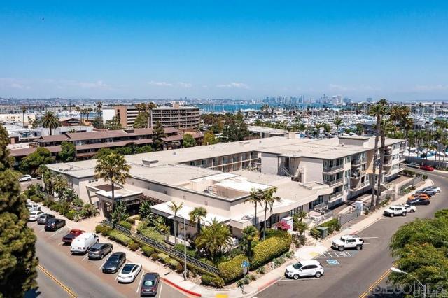 1021 Scott St, San Diego CA: https://media.crmls.org/mediaz/4727b08d-d735-4d42-ab4c-426810bb88a7.jpg