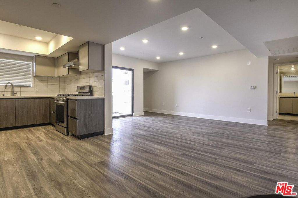 5030 Rosewood Avenue #404