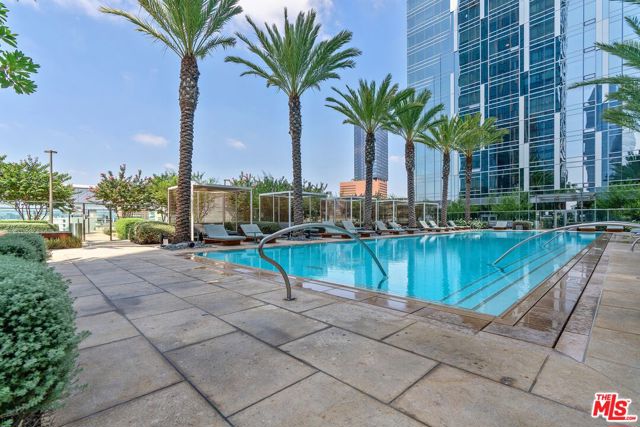 877 Francisco Street, Los Angeles CA: https://media.crmls.org/mediaz/47288cb0-1416-48e2-ab29-963212e51d39.jpg