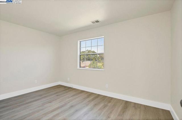 3251 Hyde St, Oakland CA: https://media.crmls.org/mediaz/4728be02-df8f-4f4f-89b8-c1b9c06a64bb.jpg