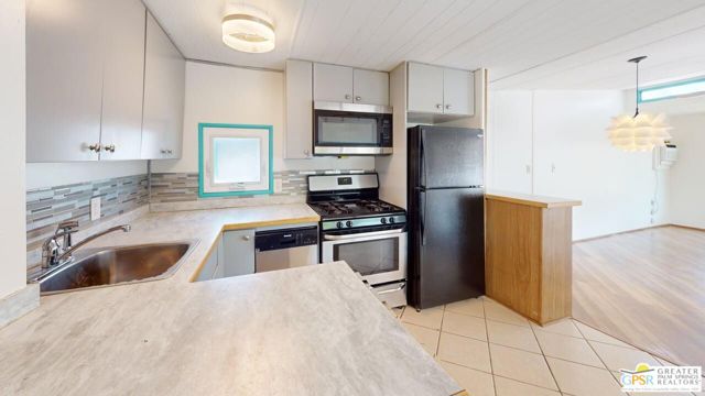 15 Mckinley Drive, Cathedral City CA: https://media.crmls.org/mediaz/47294719-ab9d-4051-9846-ded7a59afc60.jpg
