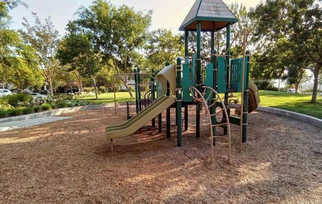 24350 Lorenzo Ln,  CA: https://media.crmls.org/mediaz/47298135-931d-4a33-89bd-8ea9a1b2747a.jpg