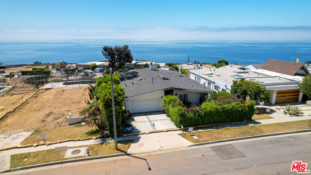 18128 Kingsport Drive, Malibu CA: https://media.crmls.org/mediaz/472a6713-f8a4-4a8e-823e-55e25f8fc648.jpg
