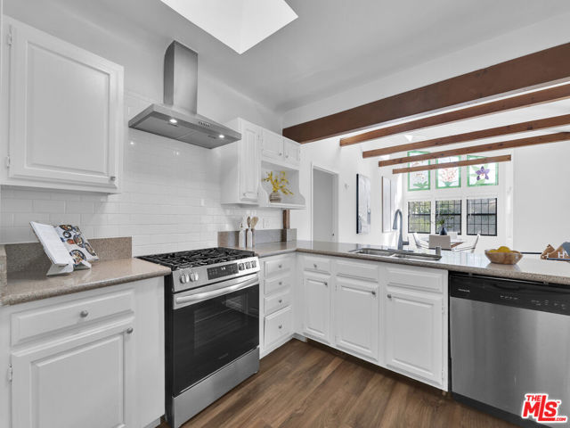 4215 Mentone Avenue, Culver City CA: https://media.crmls.org/mediaz/472c1753-6d88-4a14-b064-9385bf04f923.jpg