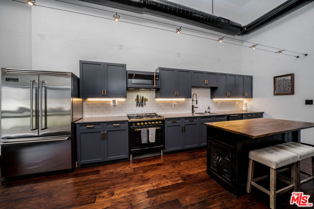 4115 Glencoe Avenue, Marina del Rey CA: https://media.crmls.org/mediaz/472c96db-13fe-45ae-bc24-b5850a402935.jpg
