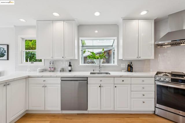 2250 Bywood Dr, Oakland CA: https://media.crmls.org/mediaz/472cd489-cc89-4914-ab1e-9b1f58dcfd1c.jpg