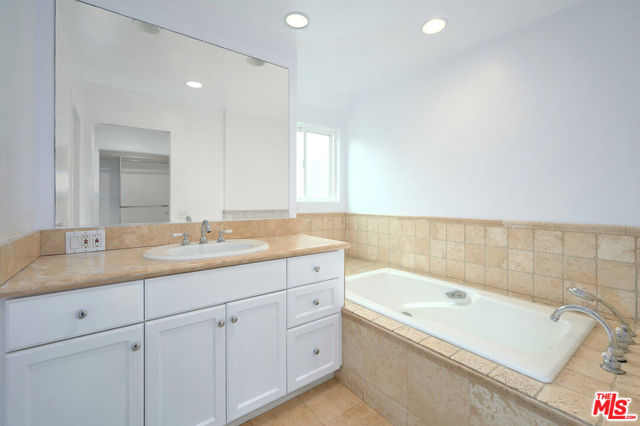 4250 Via Dolce, Marina del Rey CA: https://media.crmls.org/mediaz/472cfd2b-7da7-408d-8be4-173fc1ad16cb.jpg