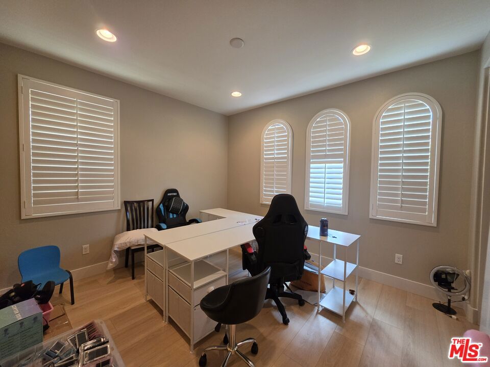 https://media.crmls.org/mediaz/472d8925-eceb-41cf-b427-bd8443991095.jpg?preset=X-Large