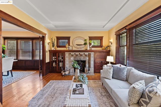 393 43Rd St, Oakland CA: https://media.crmls.org/mediaz/47305cf0-b3d0-49fe-ab76-4b018f9f3c94.jpg