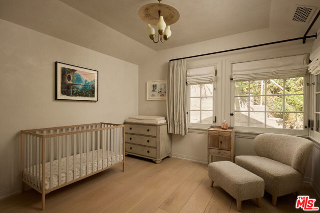 239 W Channel Road, Santa Monica CA: https://media.crmls.org/mediaz/47306eff-e843-46e7-bf39-4f010dcd155f.jpg