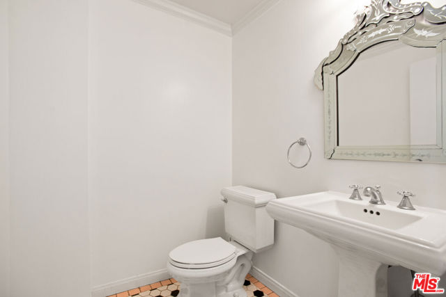 1131 Alta Loma Road, West Hollywood CA: https://media.crmls.org/mediaz/47308cfa-9fd2-461a-a5a1-677dcfa6a408.jpg