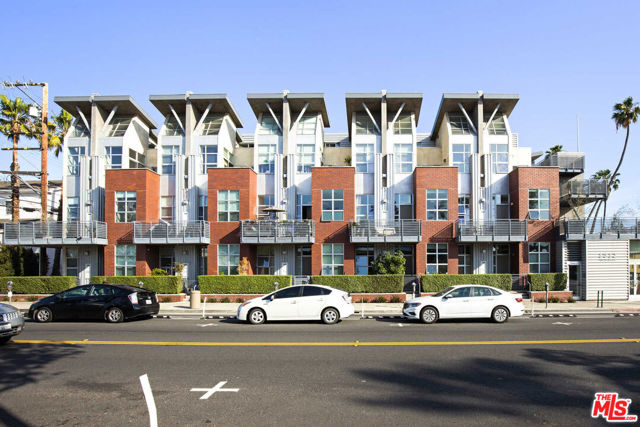 1912 BROADWAY, 205 photo 1