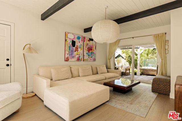 4841 Don Pio Drive, Woodland Hills CA: https://media.crmls.org/mediaz/4730ff24-4540-49f1-9795-c13fce515cf0.jpg