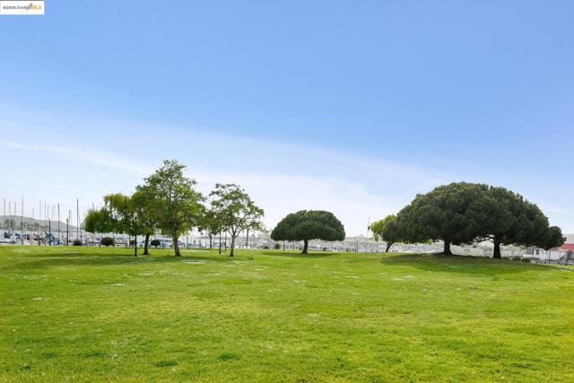 92 Schooner Ct, Richmond CA: https://media.crmls.org/mediaz/47318415-97c3-42bb-98ea-c2639a966db0.jpg