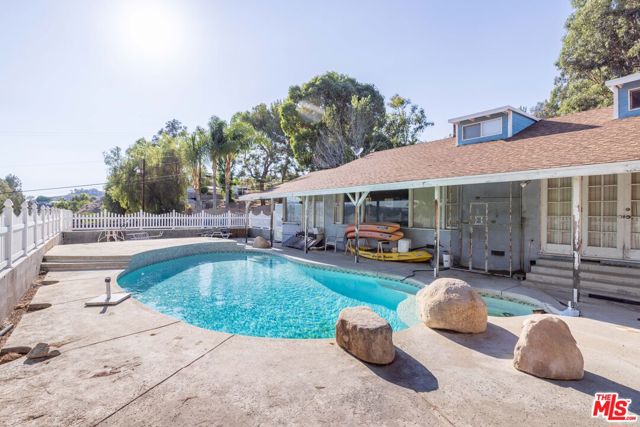 27933 Magic Mountain Lane, Canyon Country CA: https://media.crmls.org/mediaz/4731f098-3d26-464d-9c8b-4220e909607b.jpg