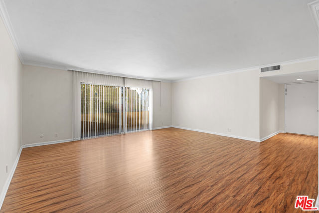 818 S Lucerne Boulevard, Los Angeles CA: https://media.crmls.org/mediaz/4732a4a2-148e-43ce-8b4a-76913d56a712.jpg